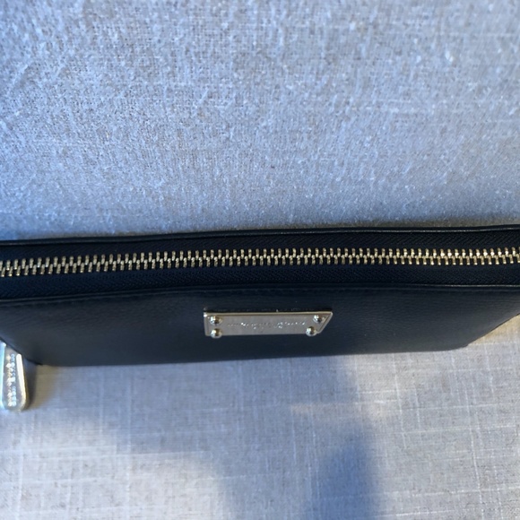 Michael Kors // Jet Set Zip-Around Black Wallet - Picture 2 of 7